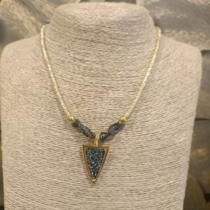 Colgante punta de flecha dorado