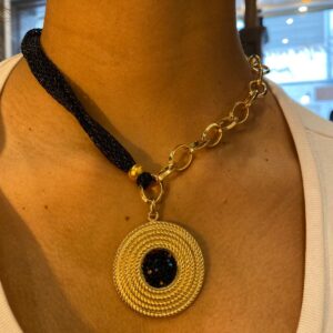 Colgante elegante negro y oro
