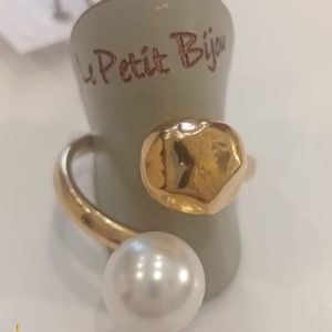 Anillo perlas  doradas y blanca